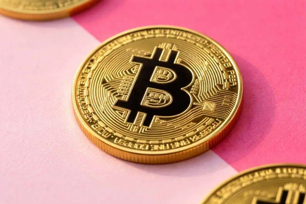 Bitcoin slips under Strategy’s break-even, pushing MSTR toward an eighth straight monthly drop