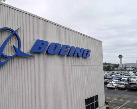Boeing stock price closes higher before Presidents Day break as traders eye FAA, orders