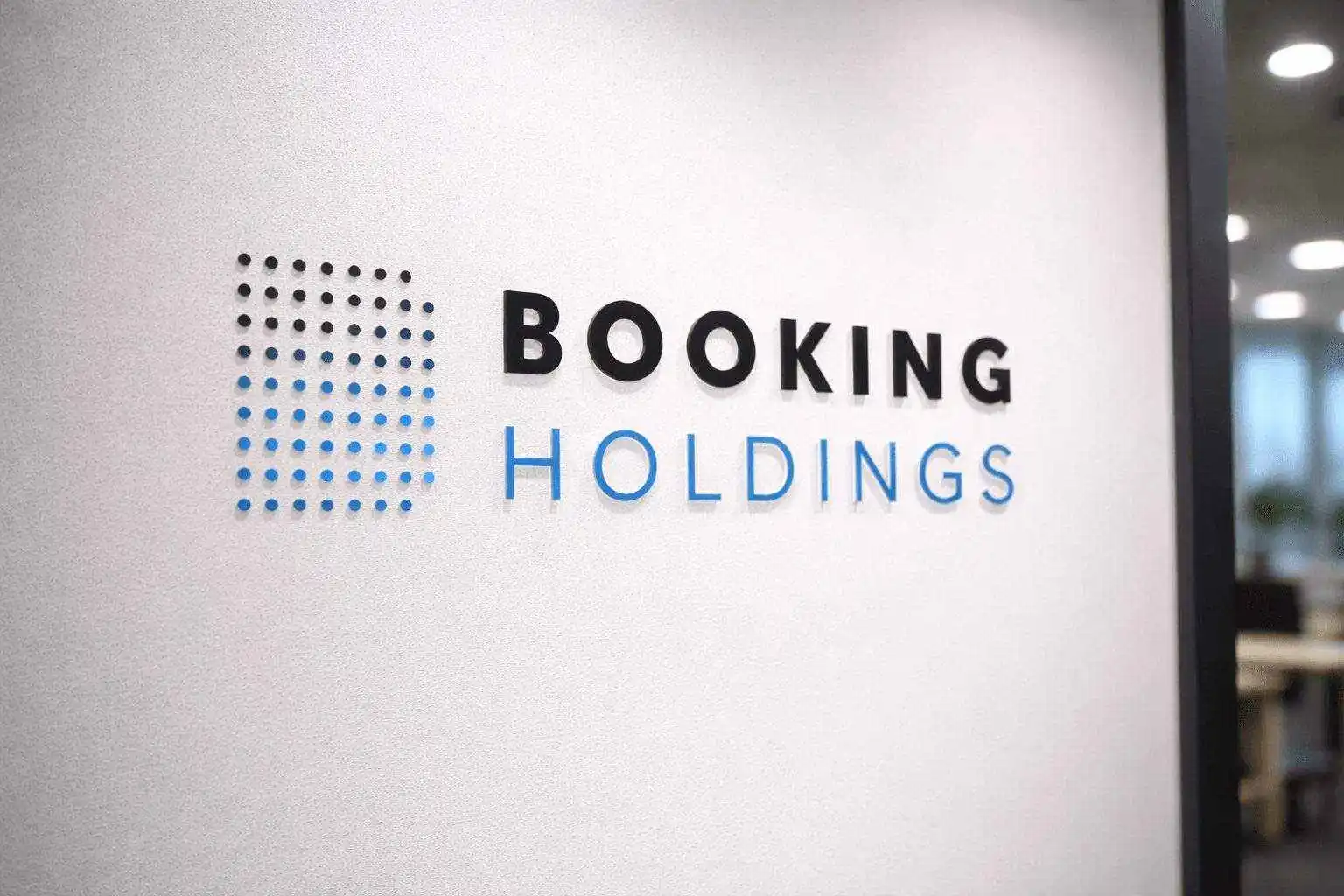 Booking Holdings stock slips in midday trade as AI-fueled analyst calls collide on Wall Street