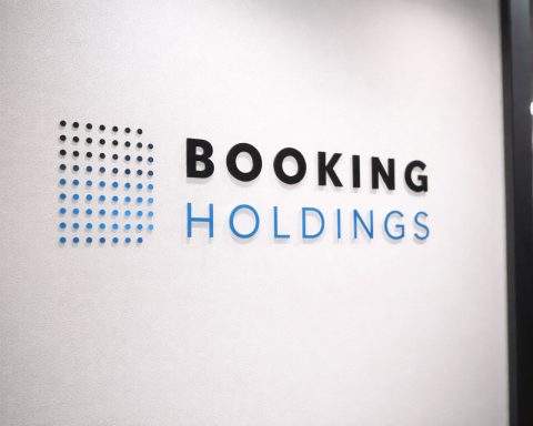 Booking Holdings stock slips in midday trade as AI-fueled analyst calls collide on Wall Street