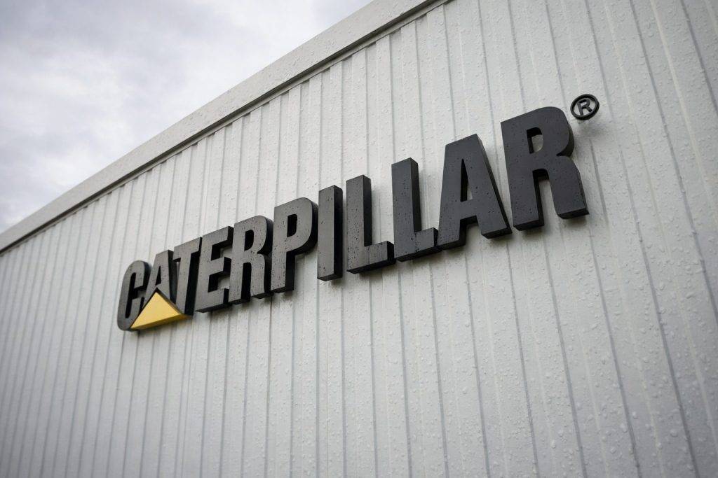 Caterpillar stock price slides 2% as insider sales hit tape, CAT slips from $723 high