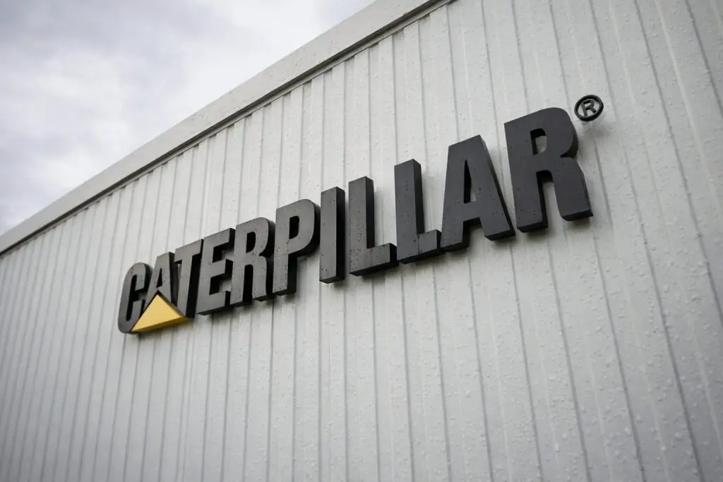 Caterpillar stock price slides 2% as insider sales hit tape, CAT slips from $723 high