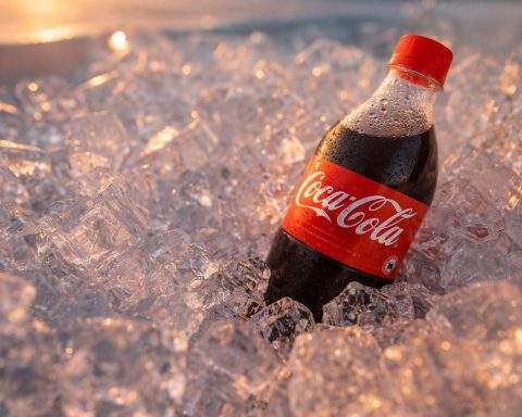 Coca-Cola stock price rises into Monday: Mexico $6B plan, insider sales, and what KO traders watch next