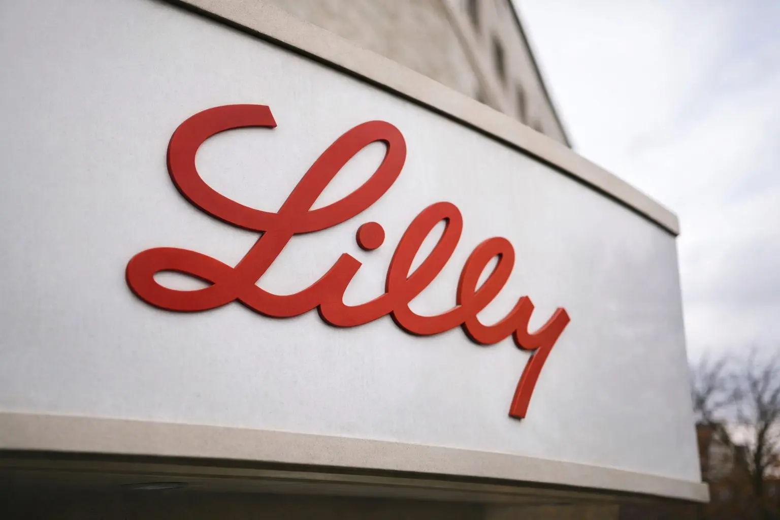 Eli Lilly stock price slips as Zepbound KwikPen FDA nod and Novo trial data keep LLY in focus