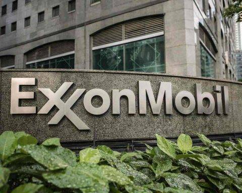 Exxon Mobil stock jumps after hours as oil spikes; Guyana FPSO deal and analyst calls in focus