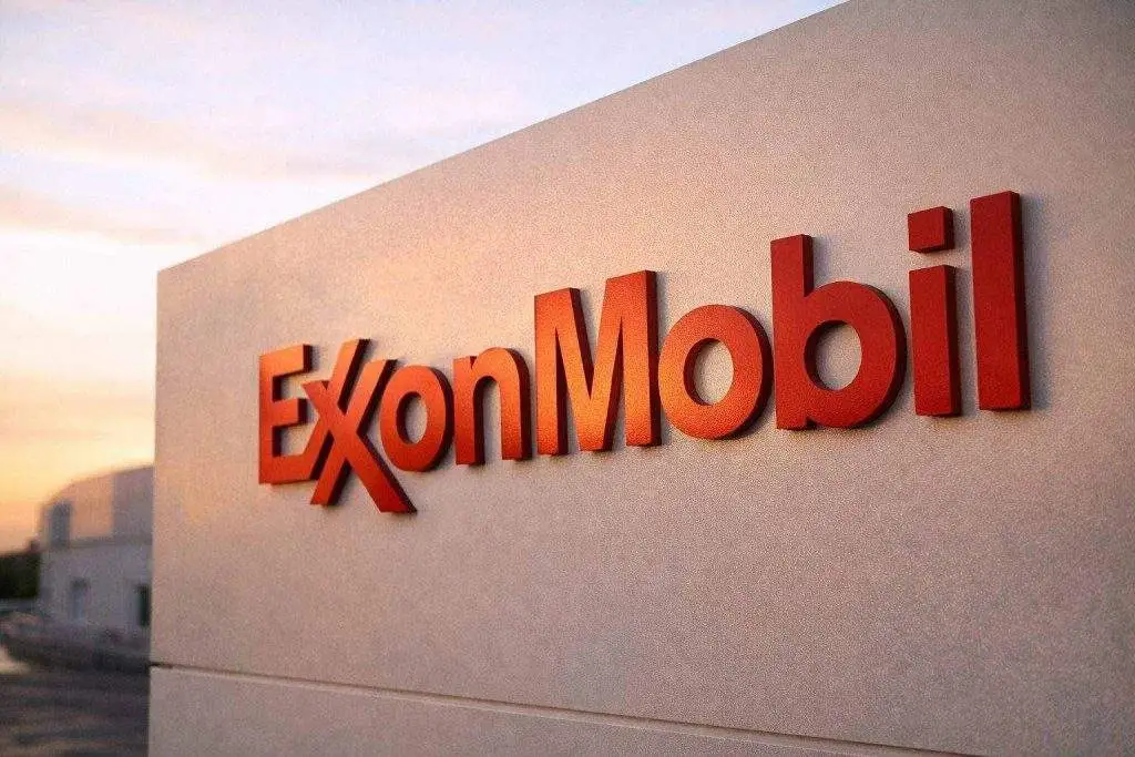 Exxon Mobil stock slips from fresh high as oil steadies and U.S. data looms