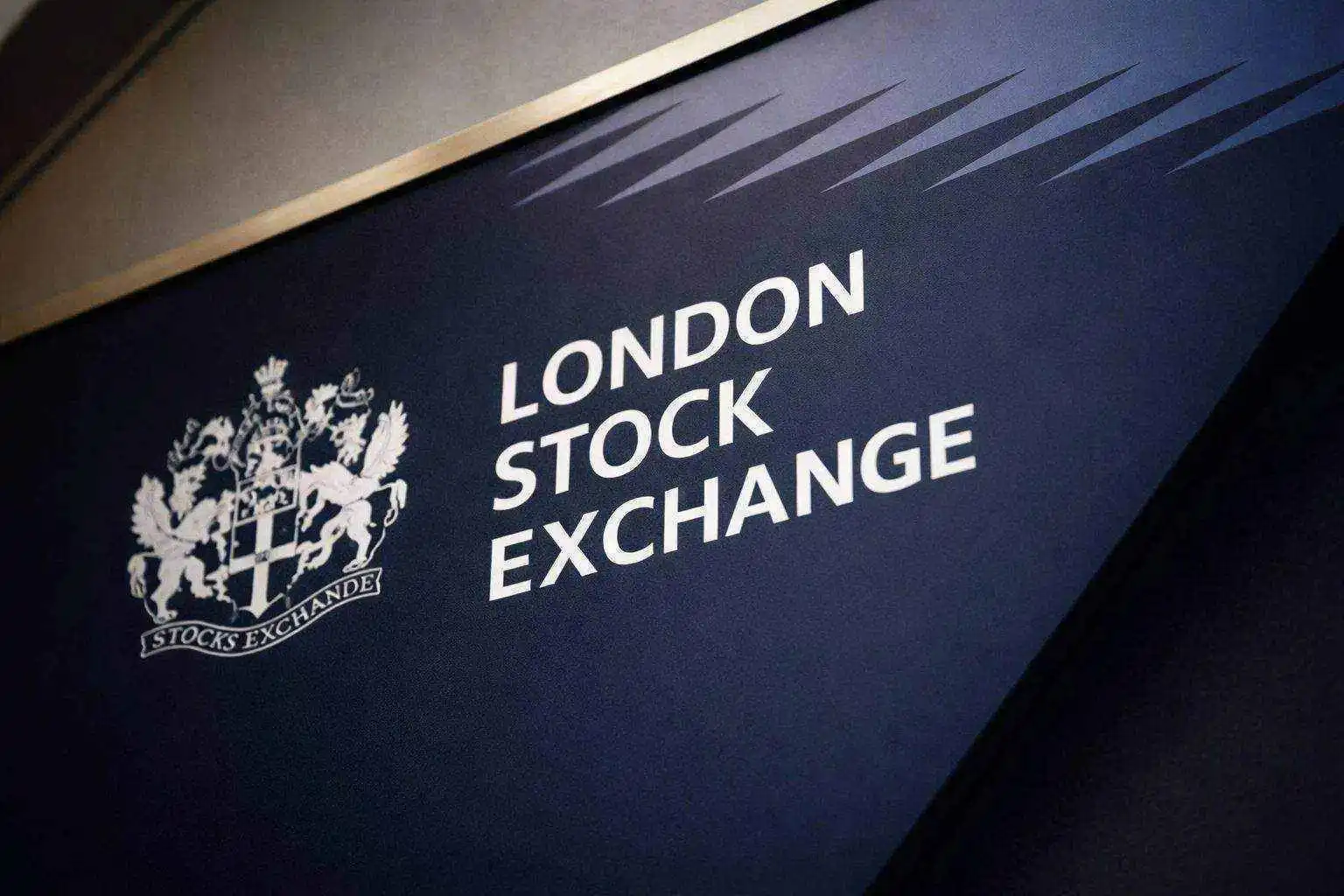 FTSE Near Record Highs: A Beginner’s Guide to Investing in UK Stocks, ISAs and ETFs