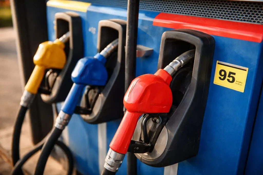 Gasoline prices near $3 as RBOB futures hold weekly gain; refiners in focus
