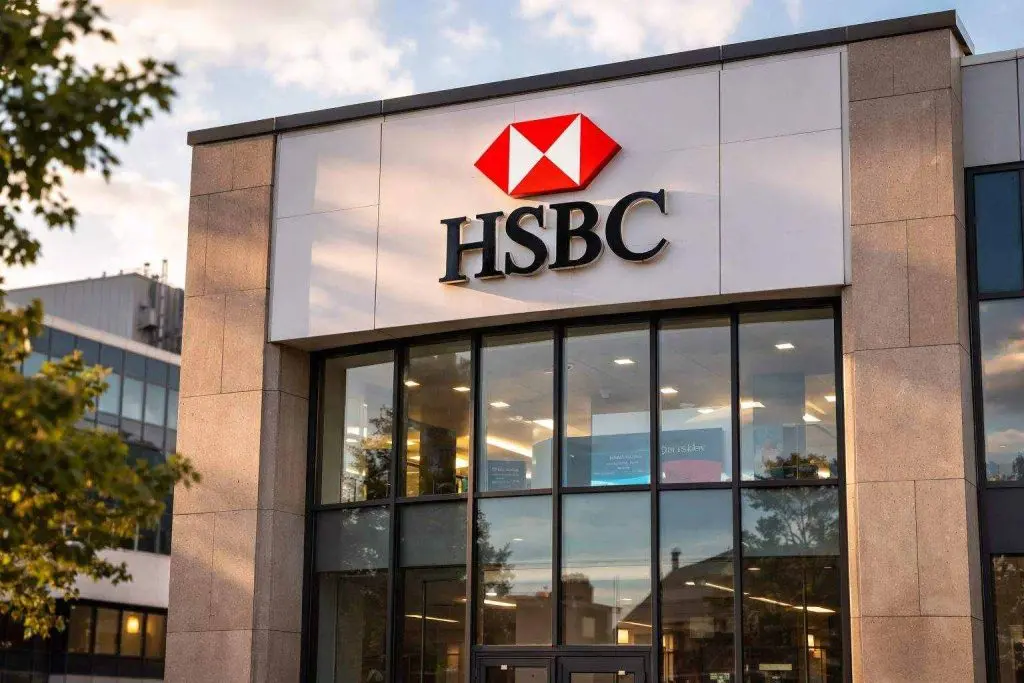 HSBC share price edges up as U.S. bond-team cuts report puts results week in focus