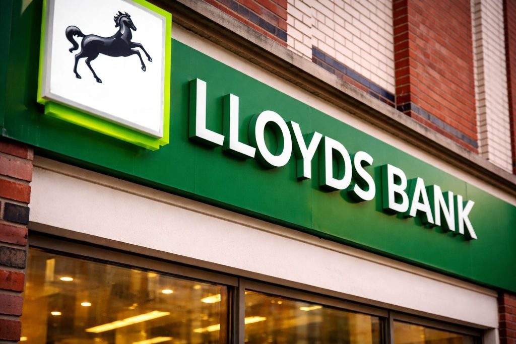 Lloyds share price edges lower as buyback rolls on and UK rates loom