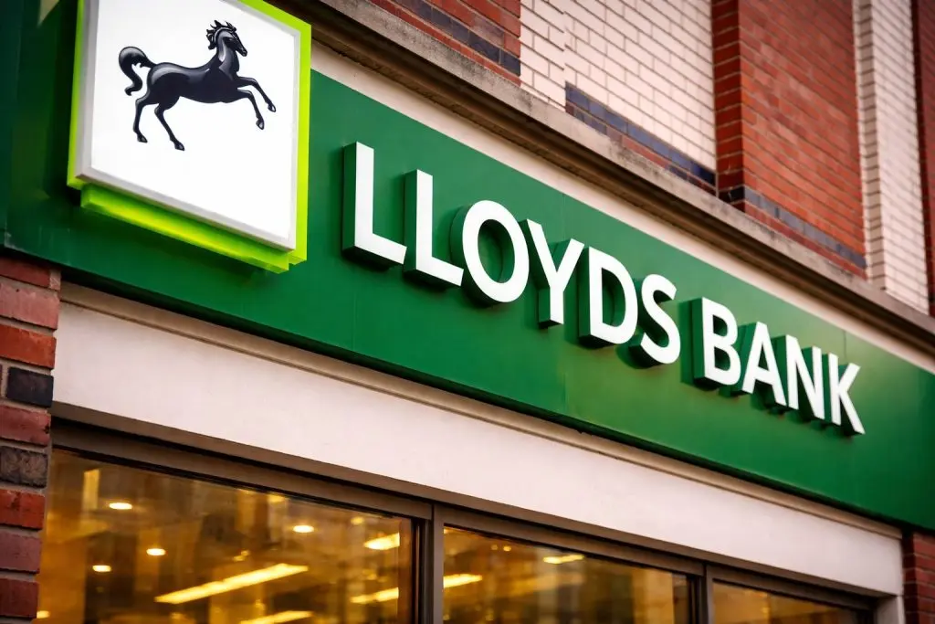 Lloyds share price edges lower as buyback rolls on and UK rates loom