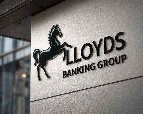 Lloyds share price slips as buyback update lands; what traders watch next