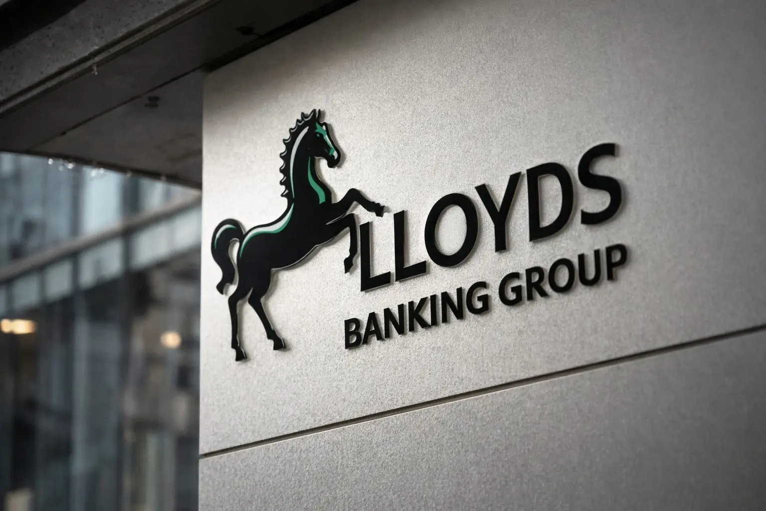 Lloyds share price slips as buyback update lands; what traders watch next