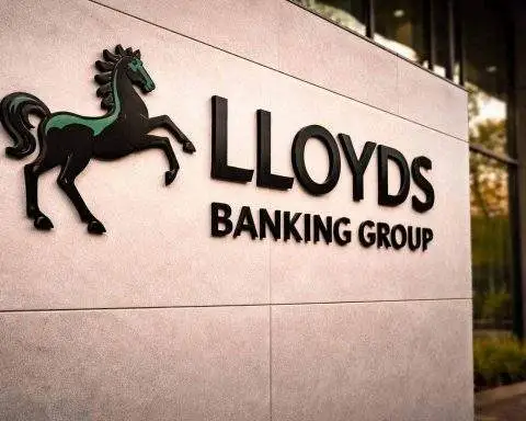 Lloyds share price slips below 105p as NatWest’s Evelyn deal and rate-cut bets weigh on UK banks