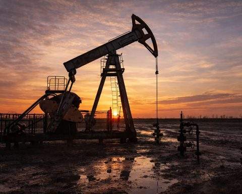 Oil prices jump 3% on Iran supply fears as Brent hits seven-month high