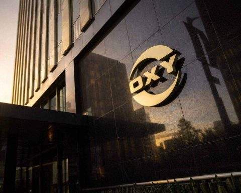 OXY stock price wobbles after earnings jump as debt move and dividend hike come into view