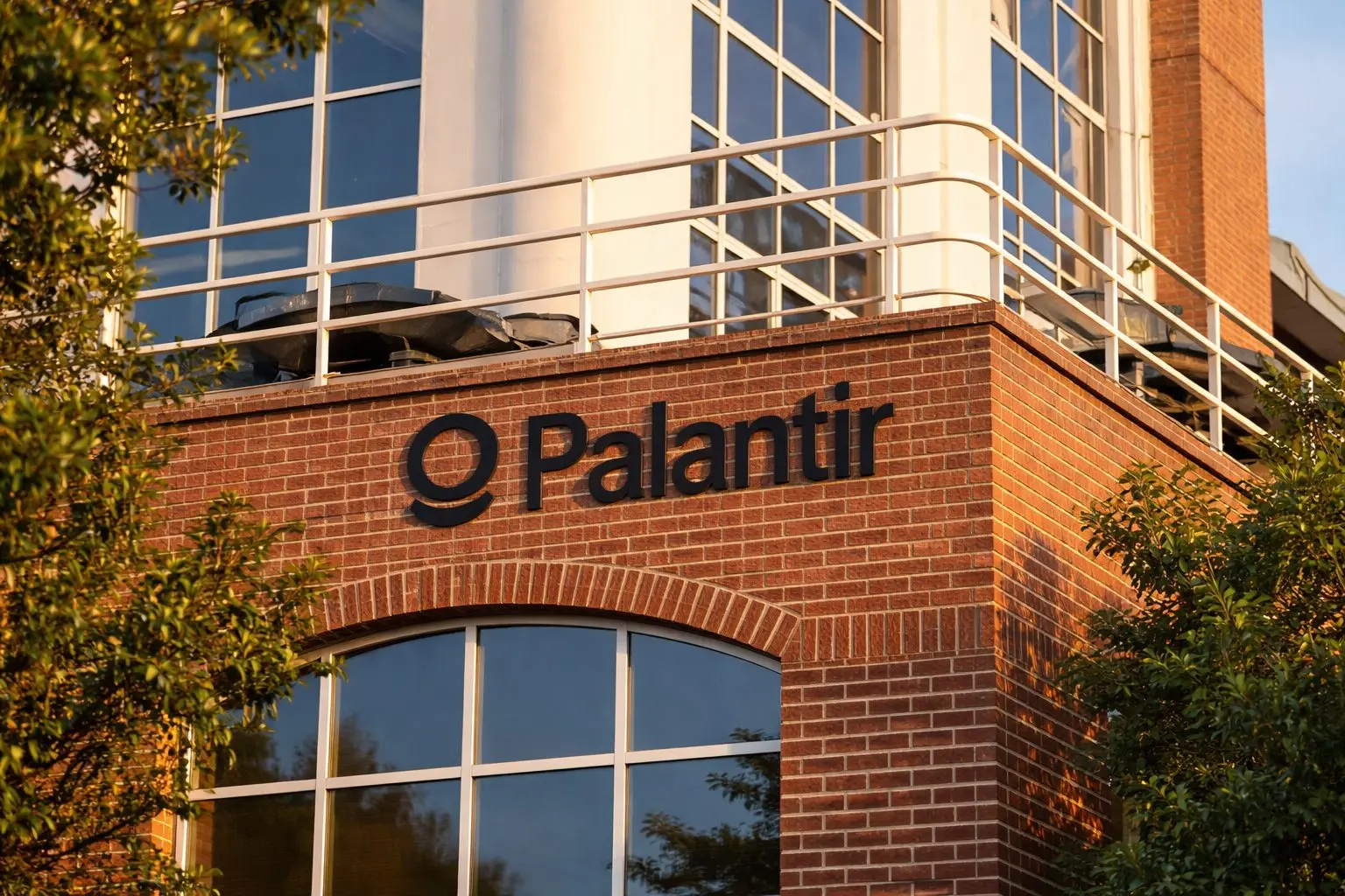 Palantir stock price slides with software selloff; tariffs and Nvidia earnings set the next test