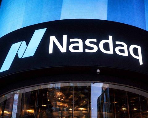 QQQ tug-of-war: SEC filings show fresh buying and a bank cut as Nasdaq tests faster Nasdaq-100 entry