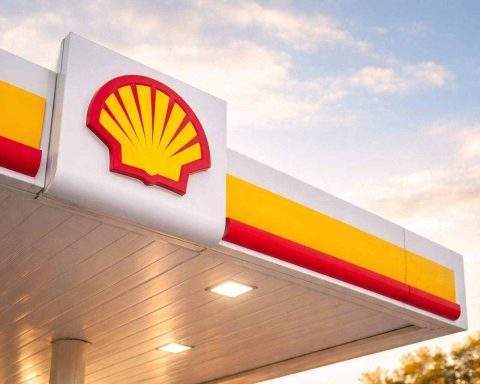 Shell share price in focus after Kazakhstan investment pause and PwC audit switch