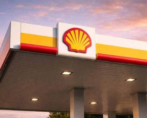 Shell stock slips in early London trade as buyback update lands and reserve worries resurface