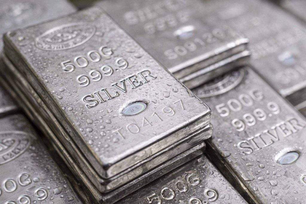 Silver price dives about 15% as selloff resumes — what traders watch next for XAG/USD