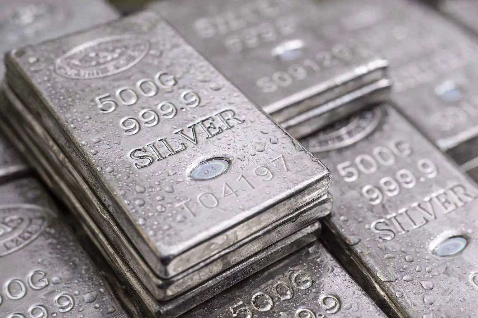 Silver price dives about 15% as selloff resumes — what traders watch next for XAG/USD