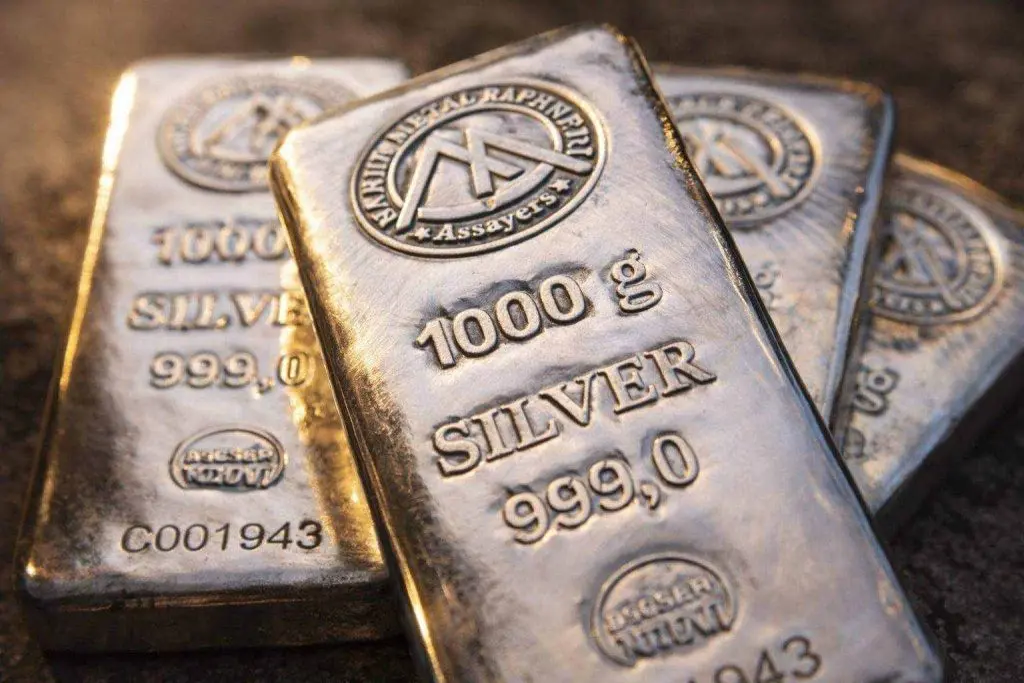 Silver Price Slide Deepens: Why Traders Are Watching Oil, CME Margins and the $75 Line