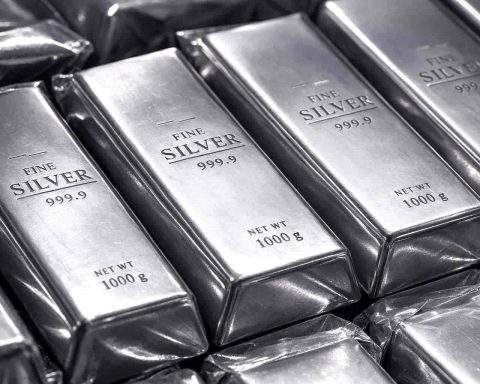 Silver Price Today: Spot Silver Rebounds After Selloff as Dollar Strength Caps Gains