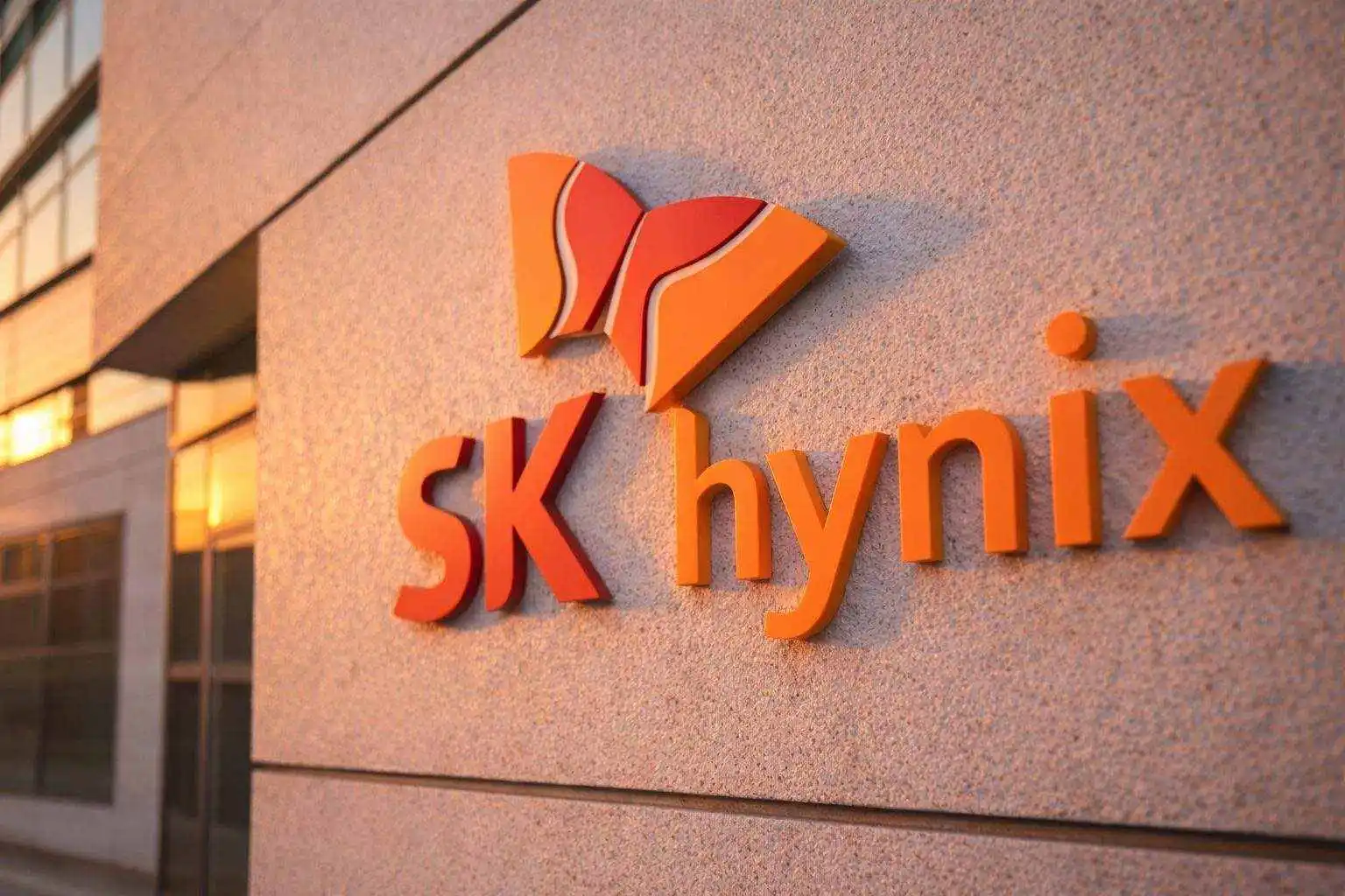 SK hynix stock price slips to 839,000 won after tech selloff — what to watch when Seoul opens