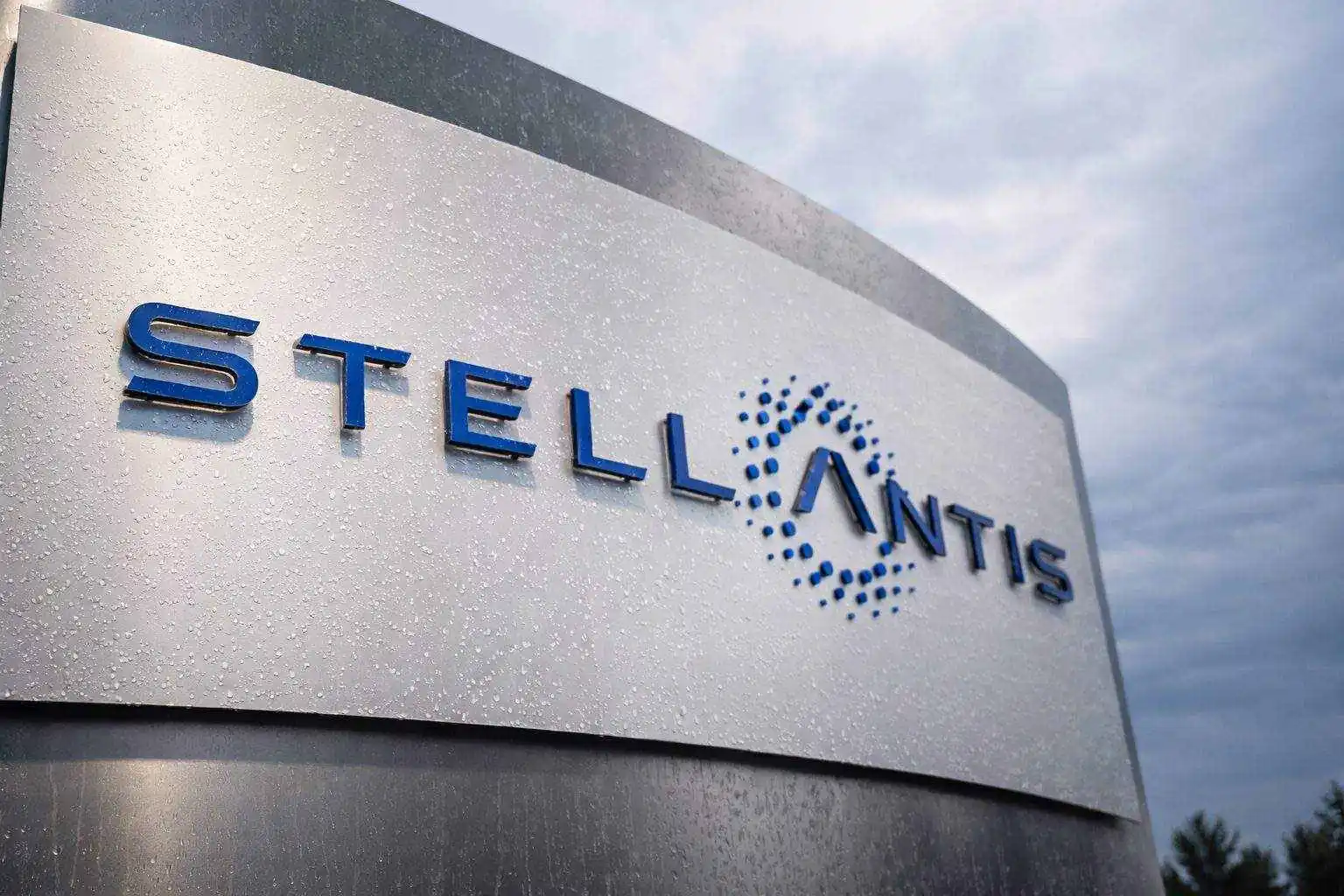 Stellantis’ €22bn EV U-turn: shares plunge, dividends paused, Canada battery JV stake sold for $100
