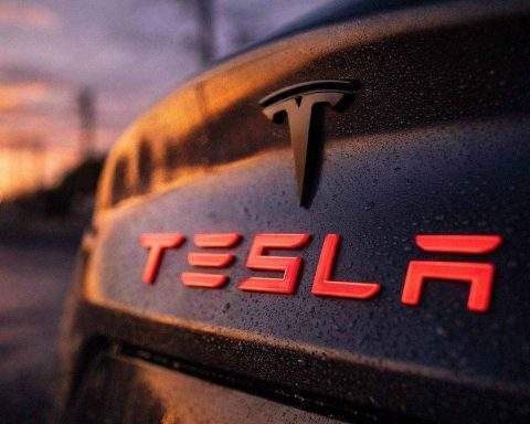 Tesla stock pops after Musk touts Semi “high volume” push as investors eye jobs data