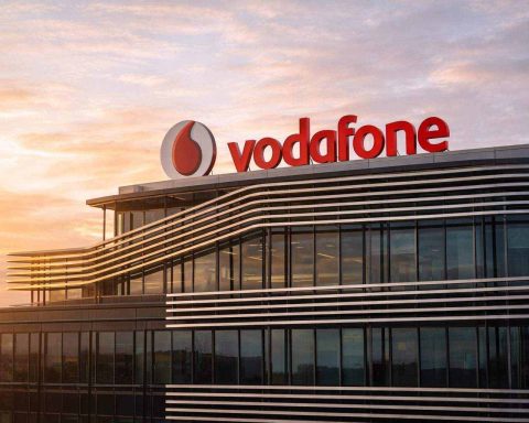Vodafone share price ticks up in London after €1bn VodafoneZiggo exit deal and buyback filing
