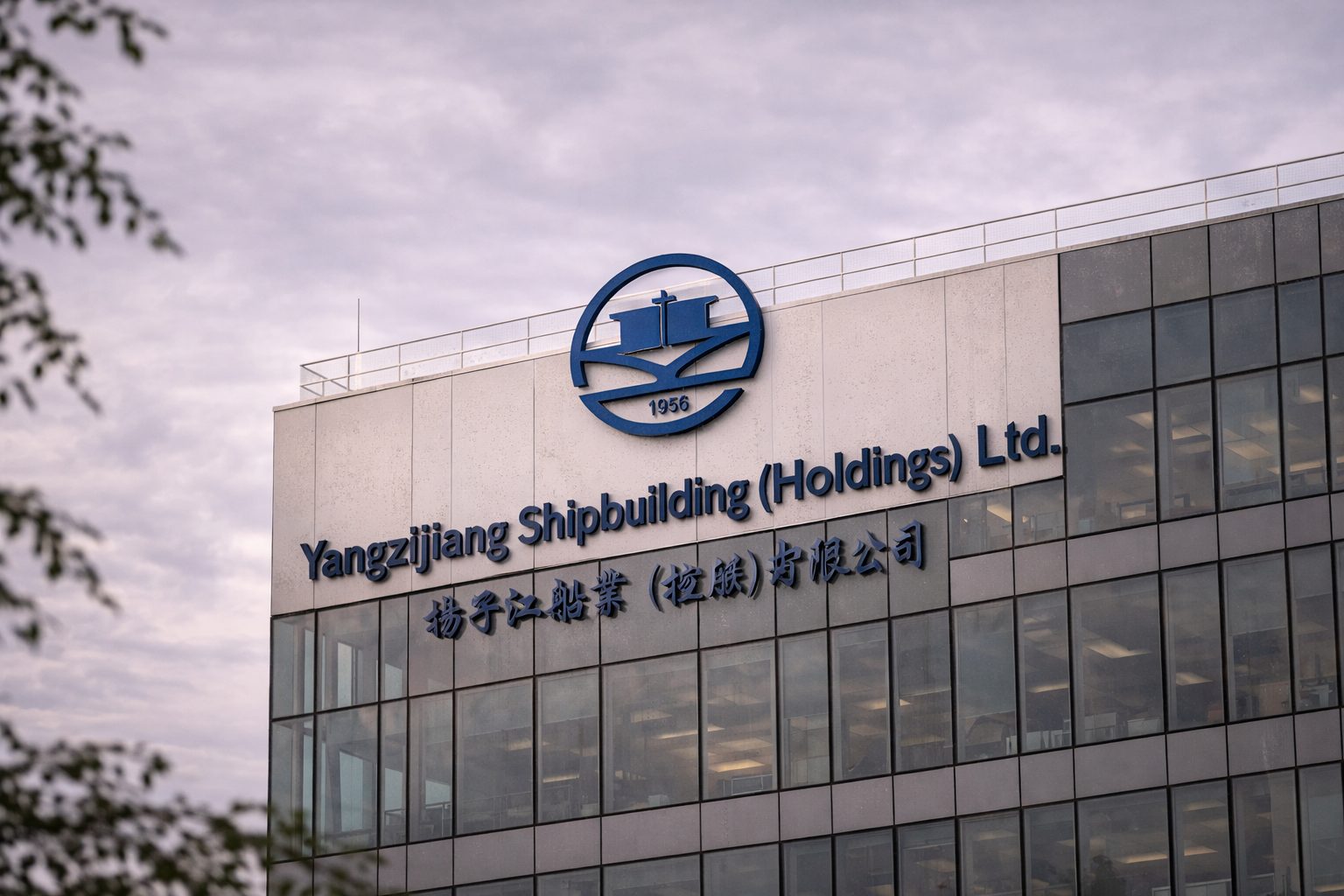 Yangzijiang Shipbuilding stock tumbles 6% as Maersk warning and AI jitters rattle SGX — what to watch next