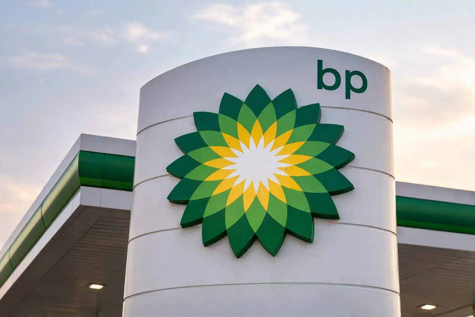 BP Stock Price Falls 4% as Oil Drops Below $100, Blunting Refinery-Sale Bounce