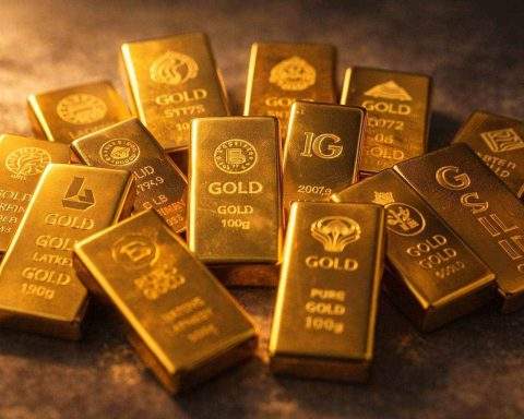 Gold Price Today Falls Despite Iran Risk as Dollar Firms, Fed Cut Bets Fade