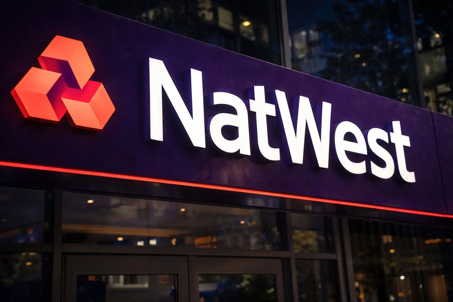 NatWest share price falls as oil shock hits UK banks; Reeves update and BoE in focus