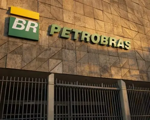 Petrobras Stock Price Rises After $450 Million Petronas Deal as $100 Oil Puts Dividends in Focus (Reuters)