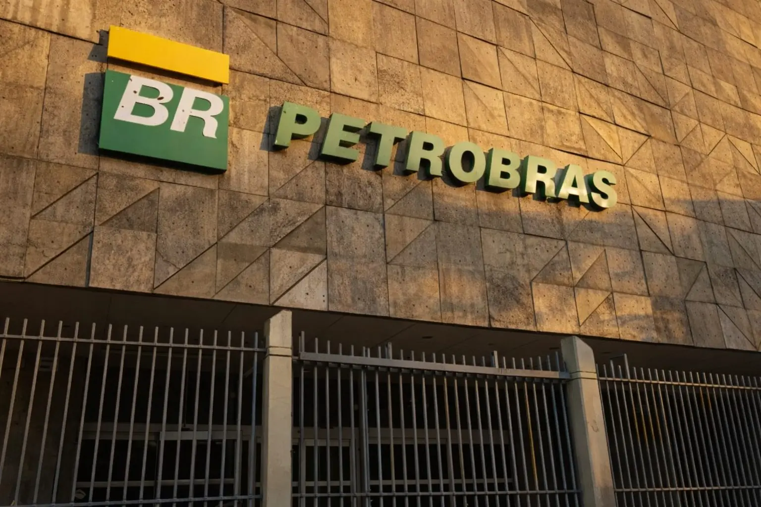 Petrobras Stock Price Rises After $450 Million Petronas Deal as $100 Oil Puts Dividends in Focus (Reuters)