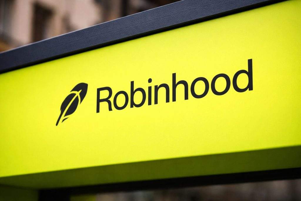 Robinhood rolls out $695 Platinum Card as it hunts wealthy clients and family money
