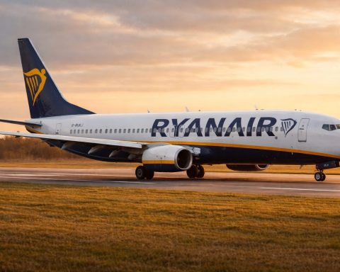 Ryanair Flight FR4017 to Milan Diverts to Toulouse After Declaring Emergency Over France