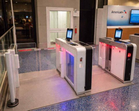 American Airlines Brings Electronic Boarding Gates to DFW This Summer in First Big U.S. Hub Rollout