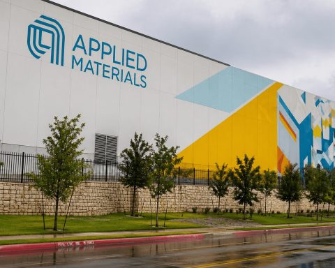 Applied Materials Stock Falls as U.S. Curbs Put China Chip-Tool Sales Back in Focus