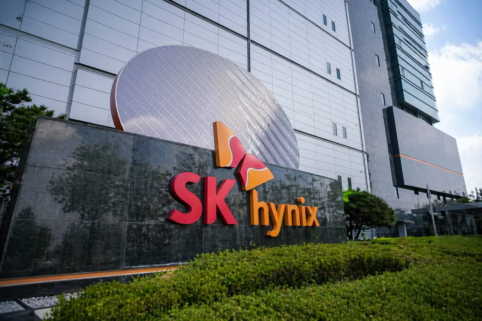 Best Stock To Buy Today Outside The U.S.? SK Hynix’s AI Rally Forces The Question