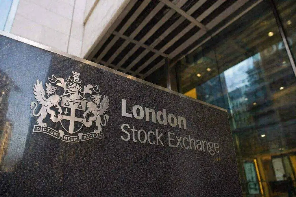 FTSE 100 Falls Today as Oil Surge and Trump Tariff Threat Shake London Stocks