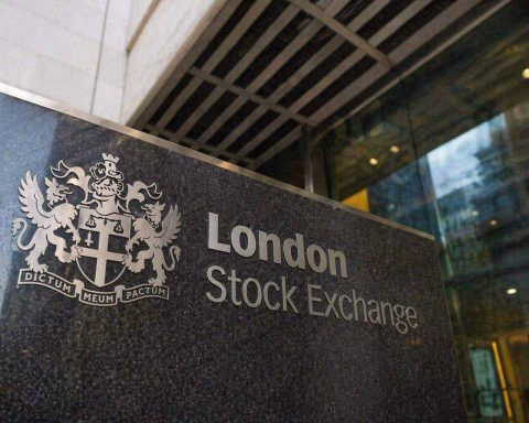FTSE 100 Falls Today as Oil Surge and Trump Tariff Threat Shake London Stocks