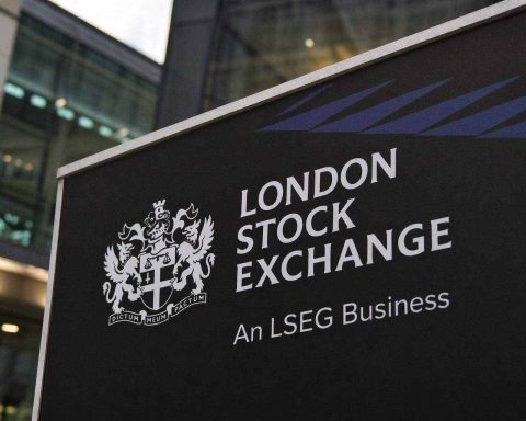 FTSE 100 Today: Why London Stocks Are Stuck Near 10,500 as Inflation Bites