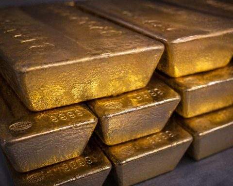 Gold Price Faces a $4,700 Test as Oil Shock Revives Rate Fears