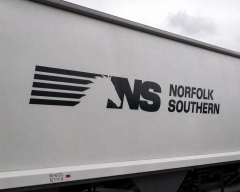 Norfolk Southern Stock Slips as Fuel Shock Puts Its Profit Story to the Test