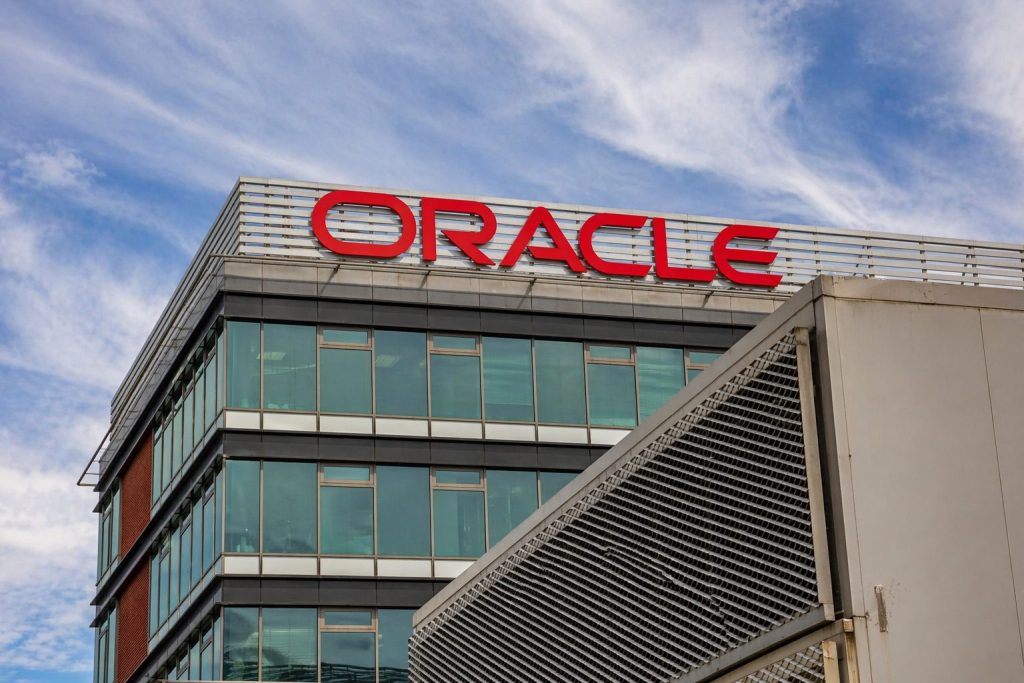 Oracle Stock Holds After AWS Tie-Up as Investors Reassess the AI Bet