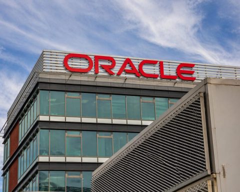 Oracle Stock Holds After AWS Tie-Up as Investors Reassess the AI Bet